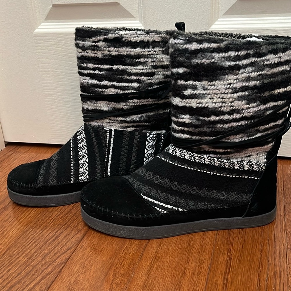 Women’s Toms size 8 black suede and cotton mix, mid-rise boots